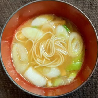 素麺と長ネギと油あげの味噌汁